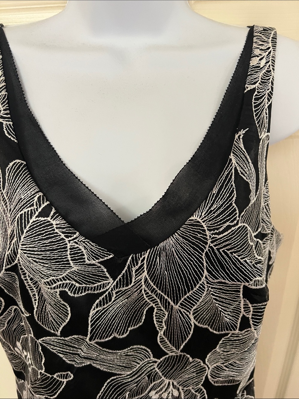 White House Black Market Black & White Floral Midi Dress - Picture 3 of 4